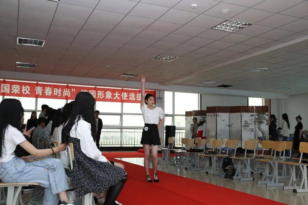 漂亮女孩扮精灵