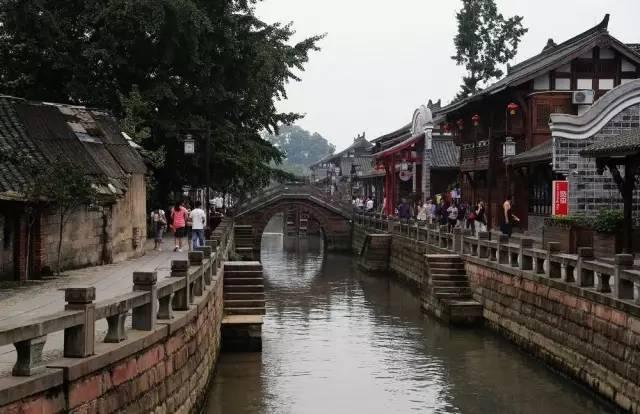 “吝啬”邵逸夫：一生捐了三万栋逸夫楼，为何有的“逸”字少一点